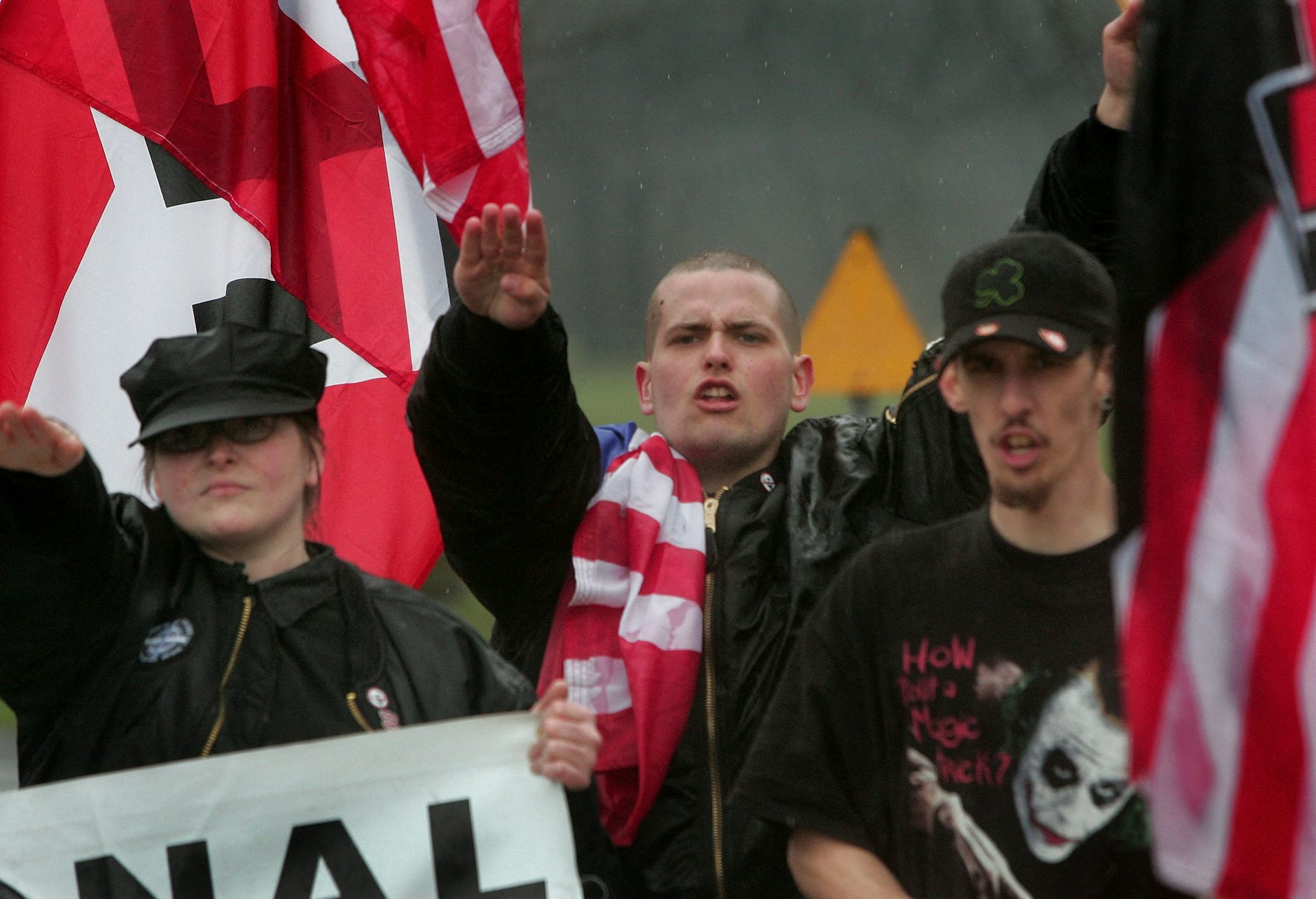 Des manifestants néonazis manifestent près du site où se tenaient les cérémonies d’inauguration du Illinois Holocaust Museum le 19 avril 2009.
