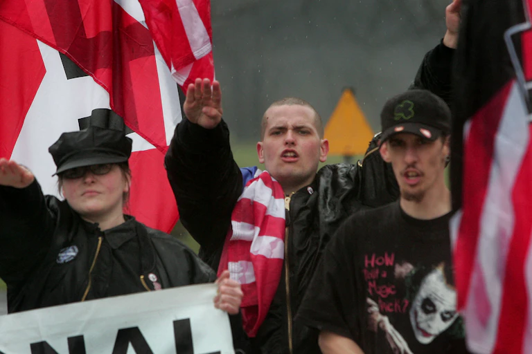 Des manifestants néonazis manifestent près du site où se tenaient les cérémonies d’inauguration du Illinois Holocaust Museum le 19 avril 2009.