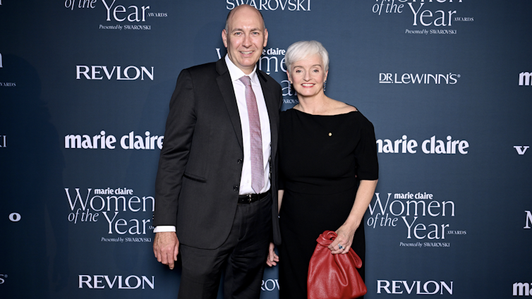 Emma Johnston (à direita) chega com seu marido Sam ao Prêmio Marie Claire Mulheres do Ano em Sydney, quarta-feira, 13 de novembro de 2024.