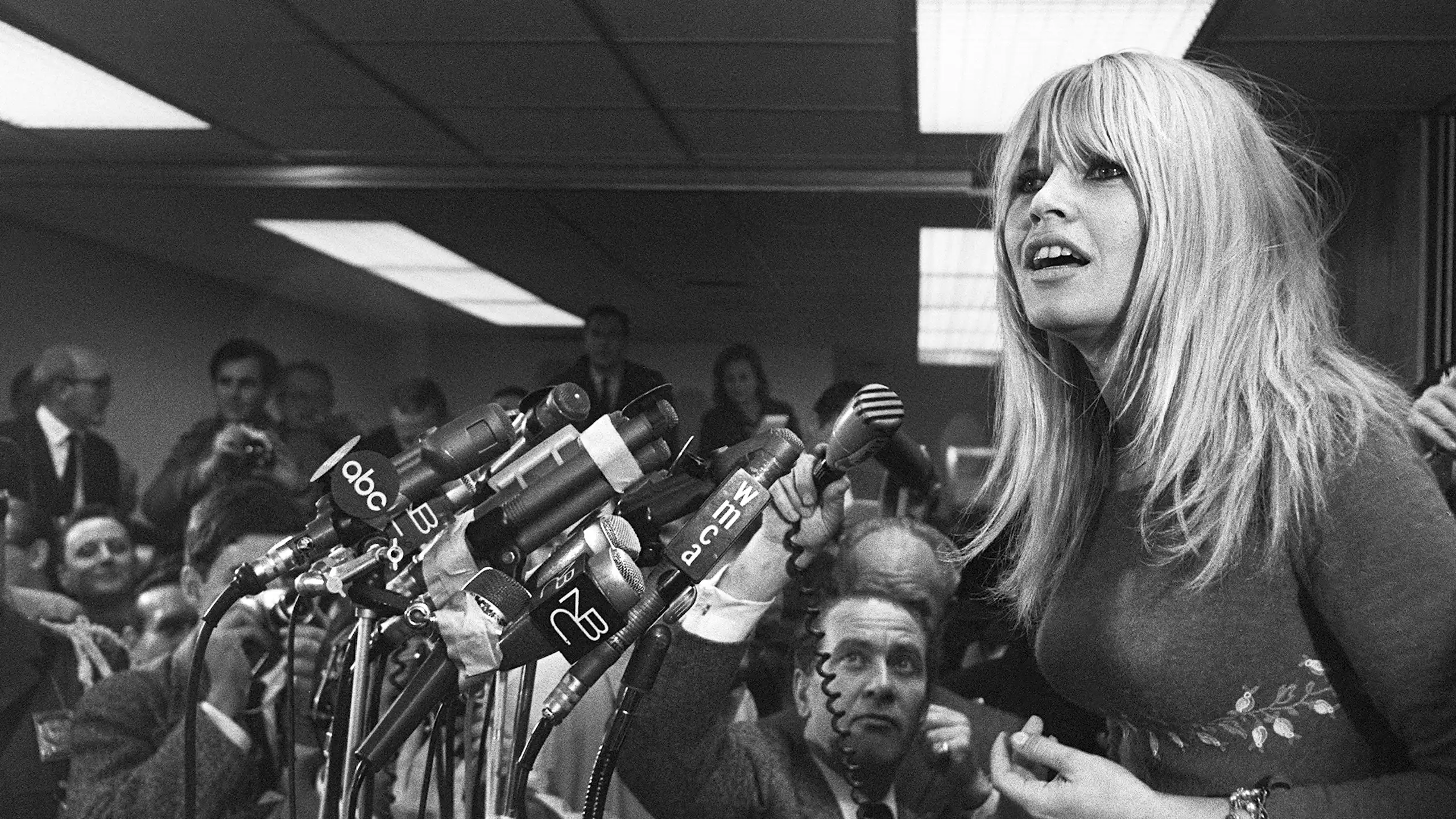 Brigitte Bardot tient une conférence de presse inattendue le 17 décembre 1965 à son arrivée à l’aéroport Kennedy de New York.