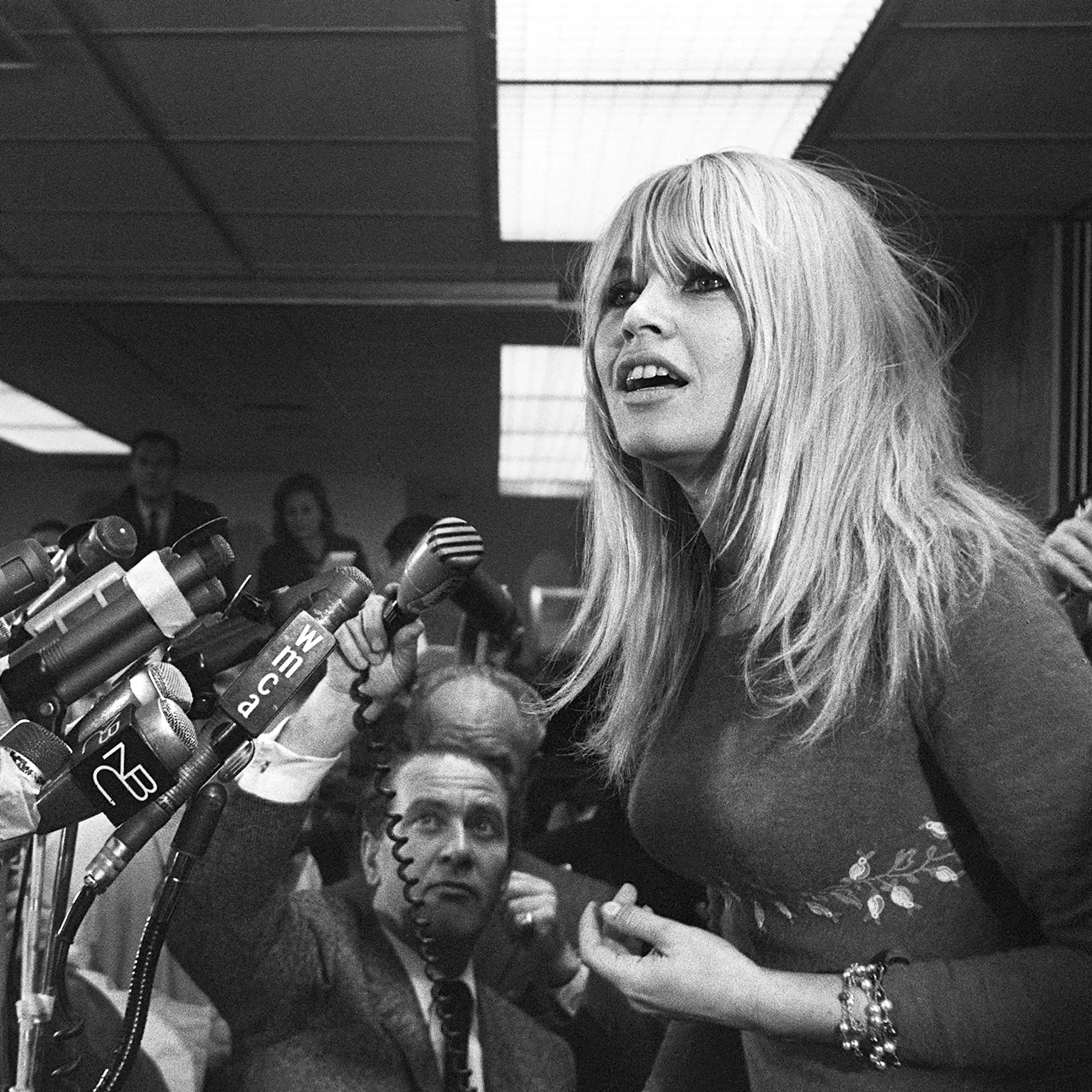 Brigitte Bardot tient une conférence de presse inattendue le 17 décembre 1965 à son arrivée à l’aéroport Kennedy de New York.