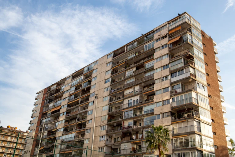 Edificio alto con balcones y toldos