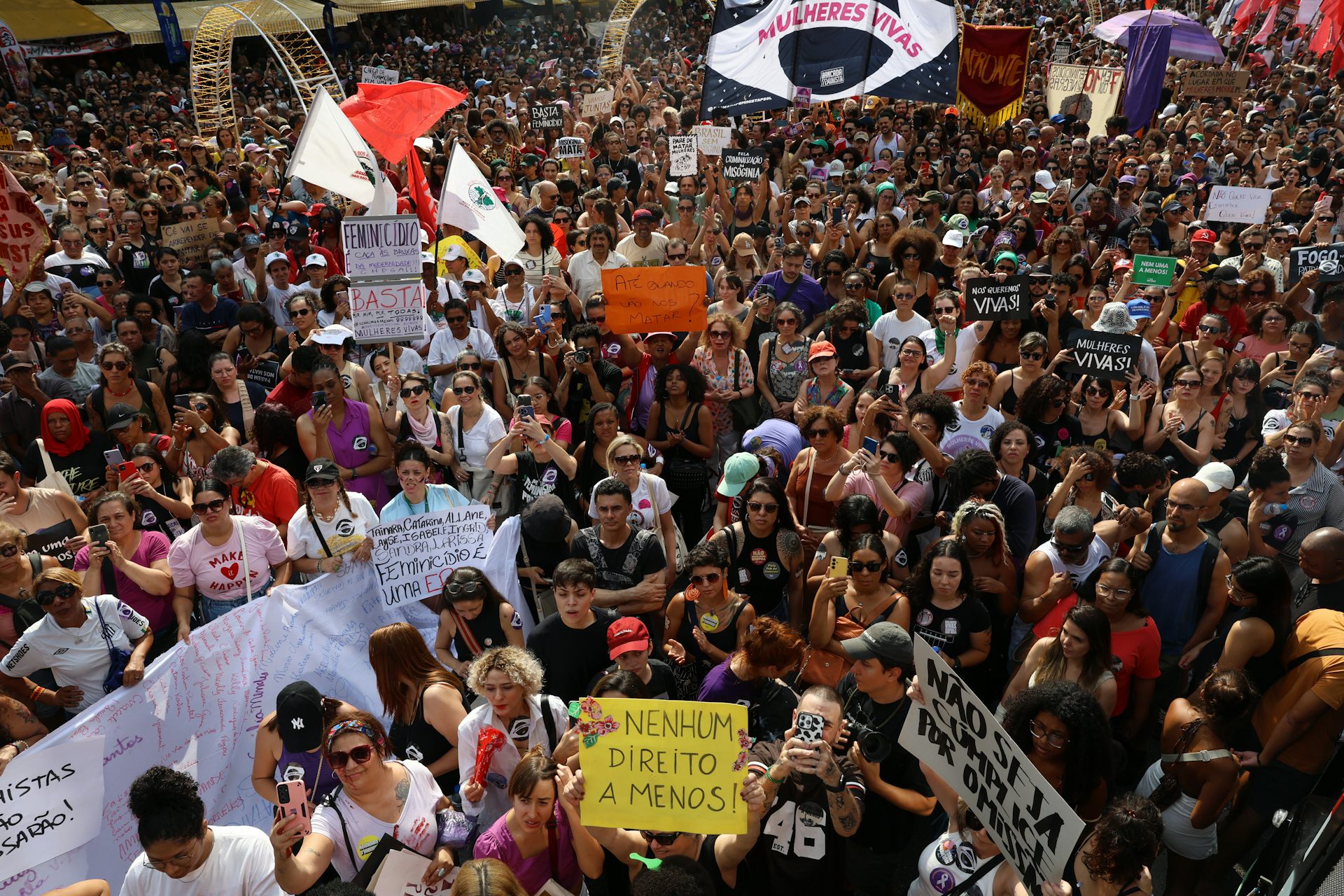 Nenhuma a menos X  política pública de menos: quando o Estado falha e o feminicídio avança
