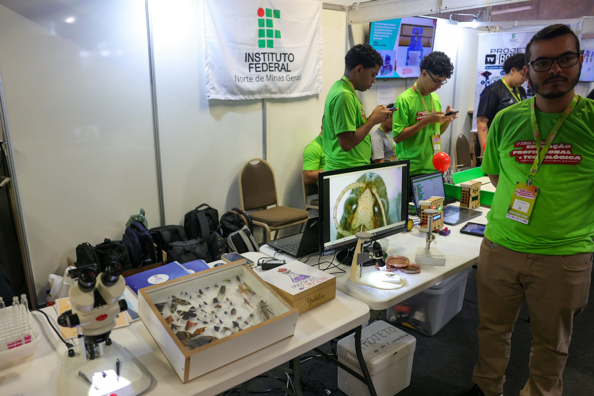 Formar técnicos ou preparar para a universidade? Um debate que precisa de dados