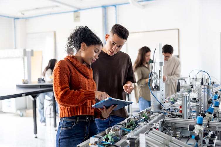 Digital Nationwide Science Basis internships aren’t simply an outbreak stopgap – they may be able to open up alternatives for extra STEM scholars 1 A woman and a man look at a tablet together in a science lab.
