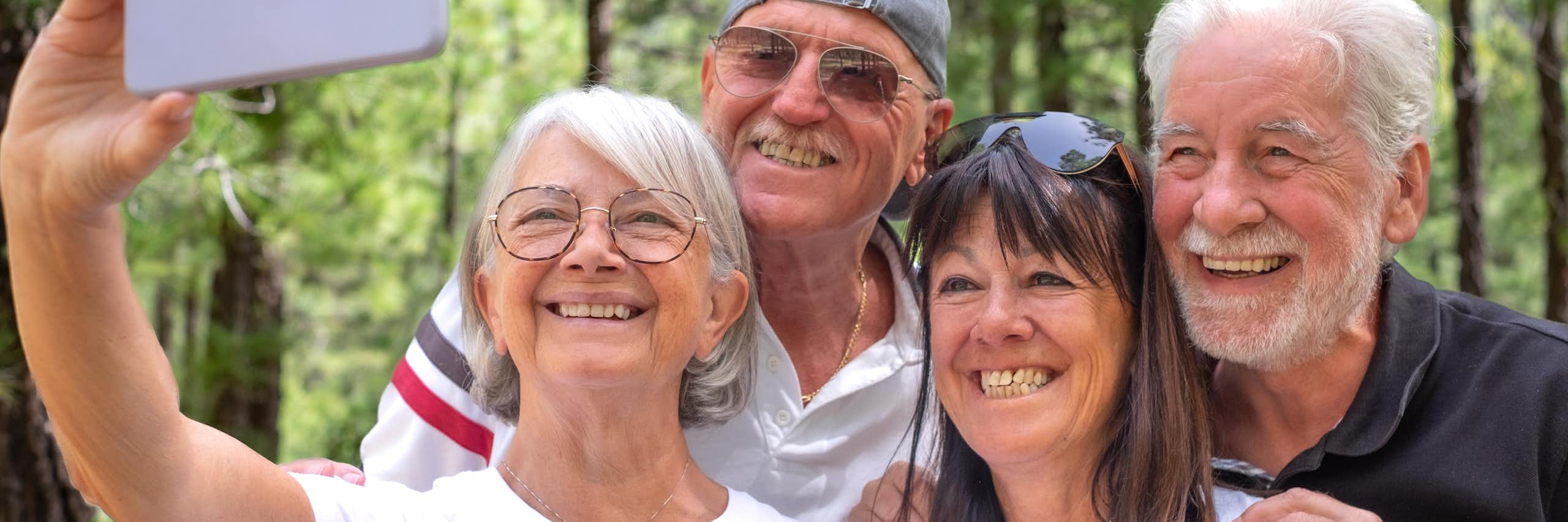 Adults majors fent-se un selfie.