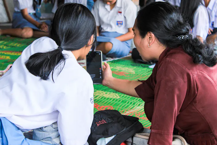 Guru melakukan deteksi dini dan melaporkan, sementara tindak lanjutnya dilakukan oleh konselor, psikolog dan profesional lainnya.