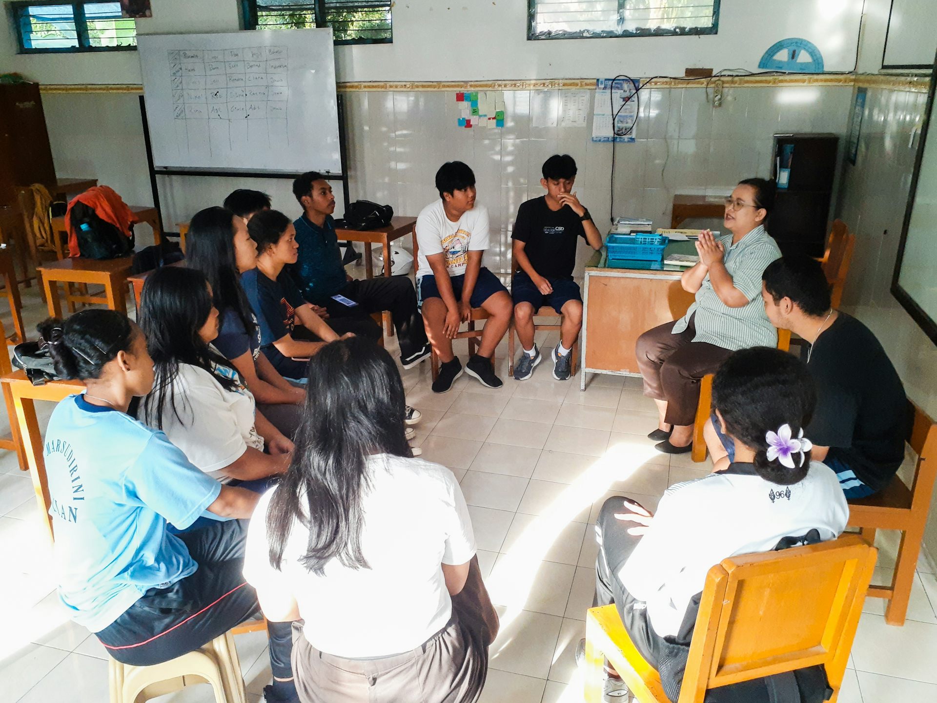 Para siswa SMA melakukan sesi konseling bersama guru BK.