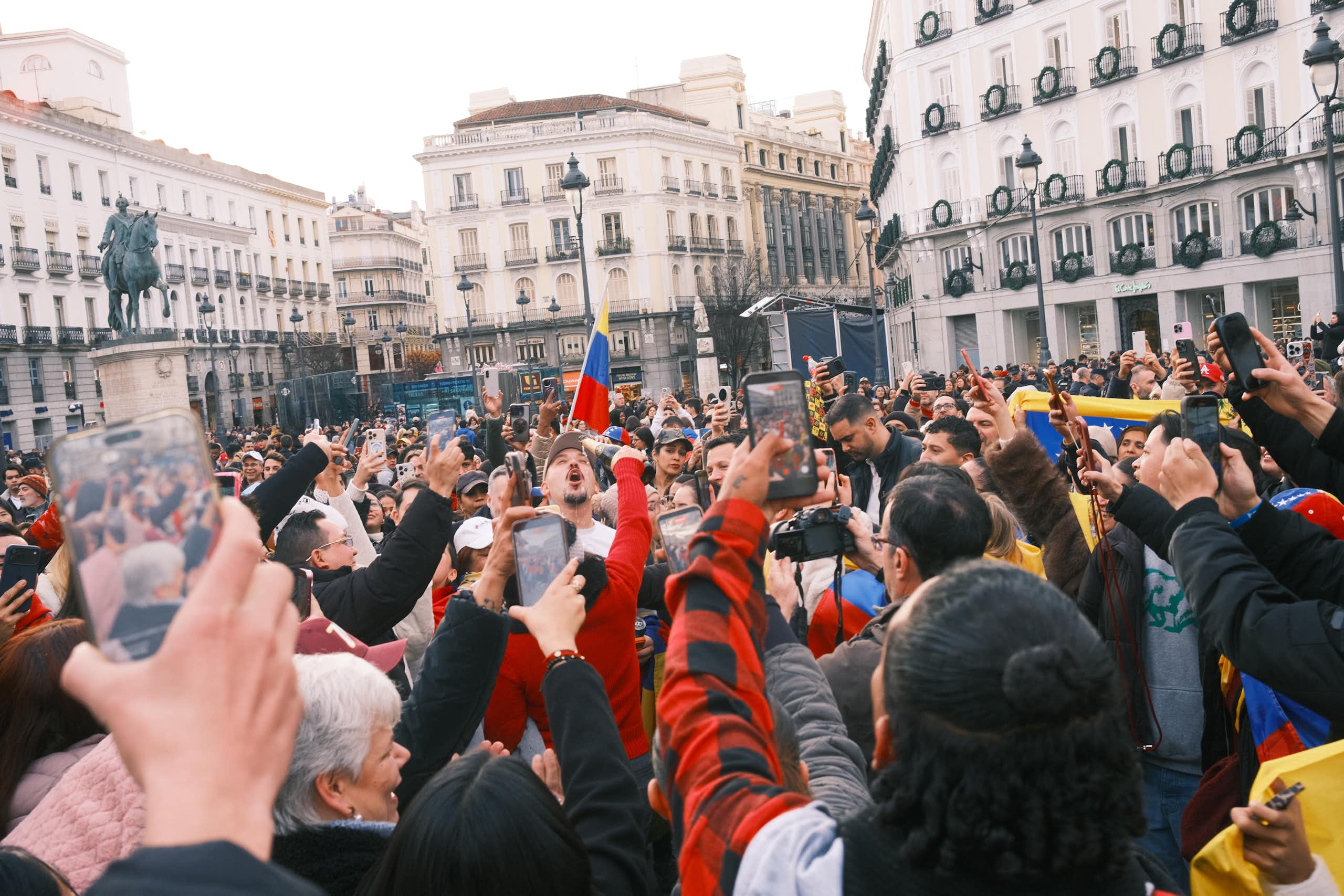 A crowd of Venezuelans celebrate the news of Nicolás Maduro's capture in Puerta del Sol, Madrid.