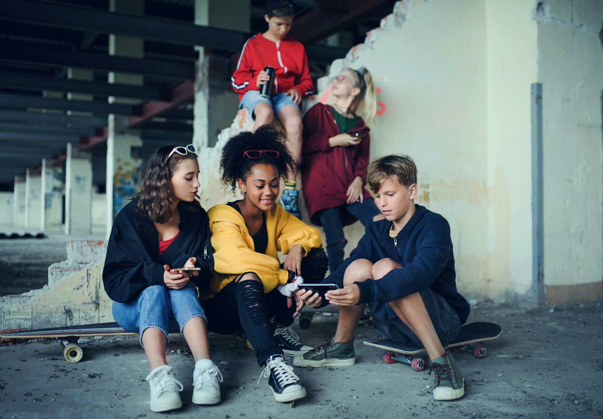 Un grupo de adolescentes pasando tiempo juntos.