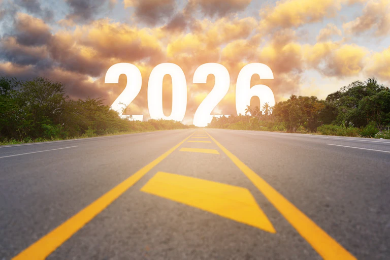 Una carretera que lleva al 2026, cuyas cifras aparecen en el horizonte.