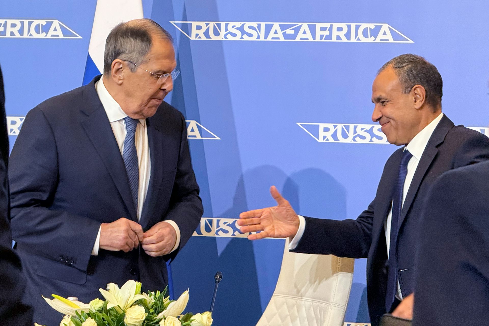 Deux hommes se serrent la main.