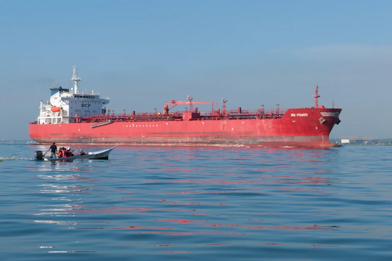 Un barco de grandes proporciones surca una masa de agua