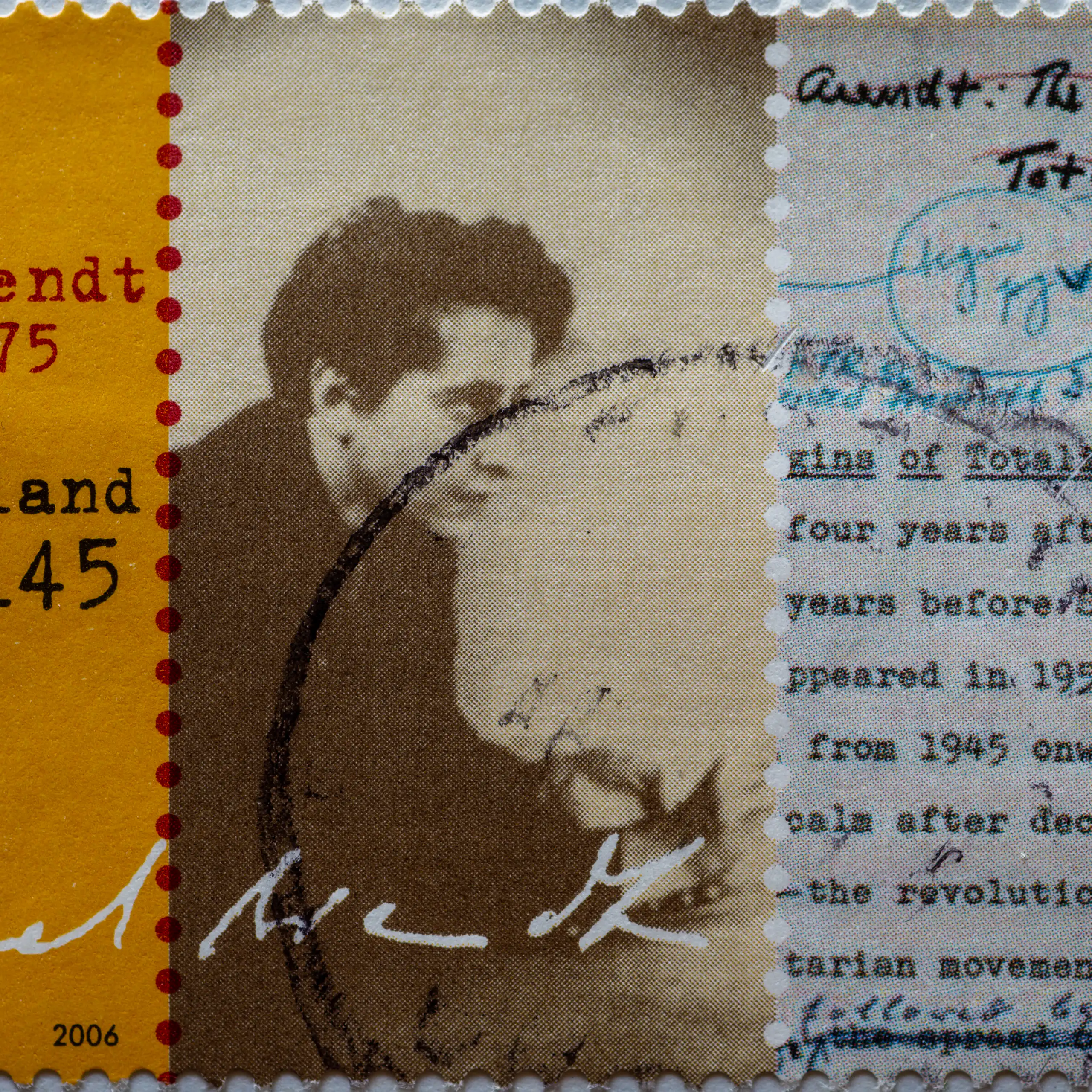 Hannah Arendt mengritik keras totalitarianisme.