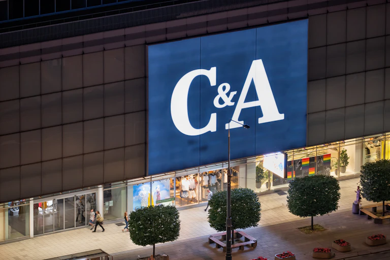 Devanture d'un magasin C&A en Pologne.