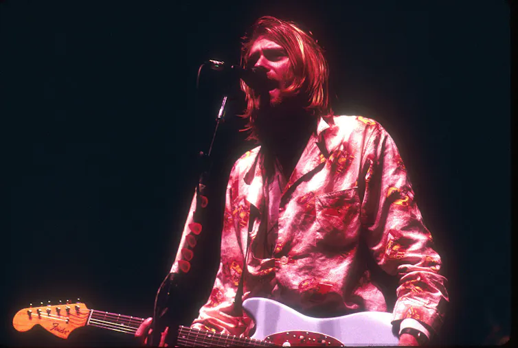 Kurt Cobain tocando ao vivo