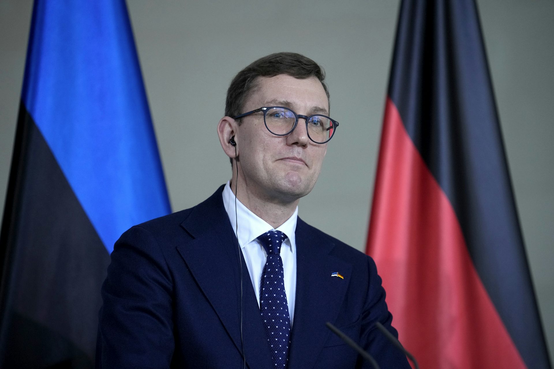 Un hombre más joven con pelo corto y oscuro y gafas.
