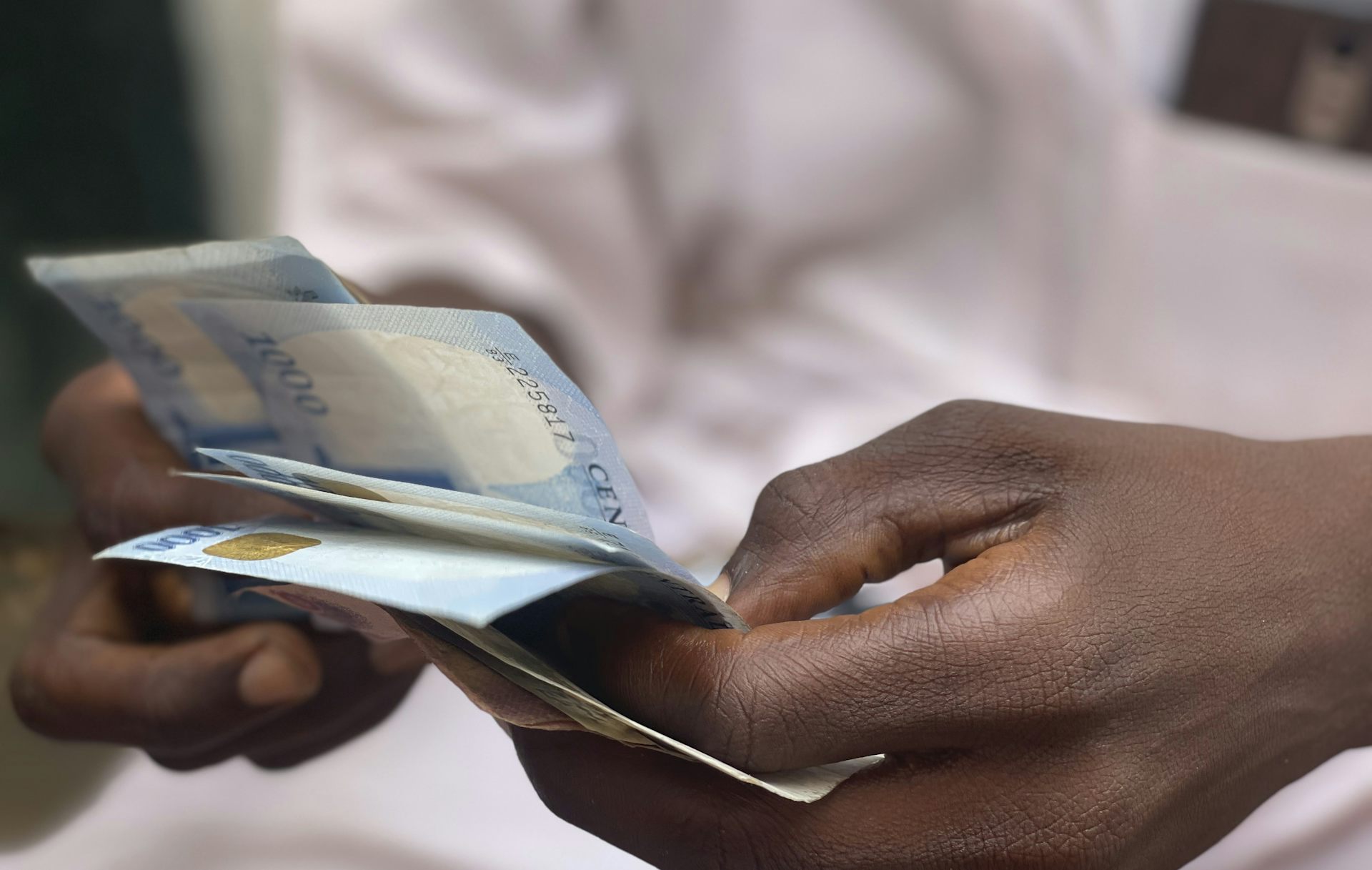 Primer plano de manos masculinas contando billetes de papel