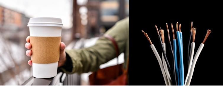 Una mano que sostiene una taza de café para llevar con una funda de cartón y un haz de cables de cobre recubiertos de plástico.