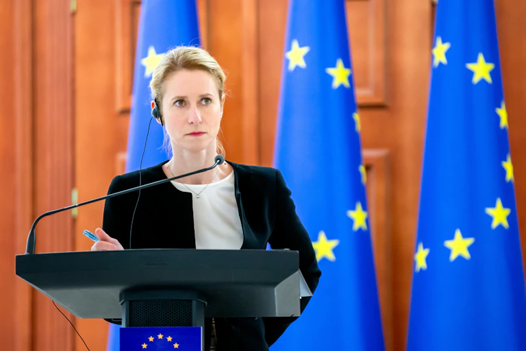 Una mujer comparece con banderas de la UE al fondo