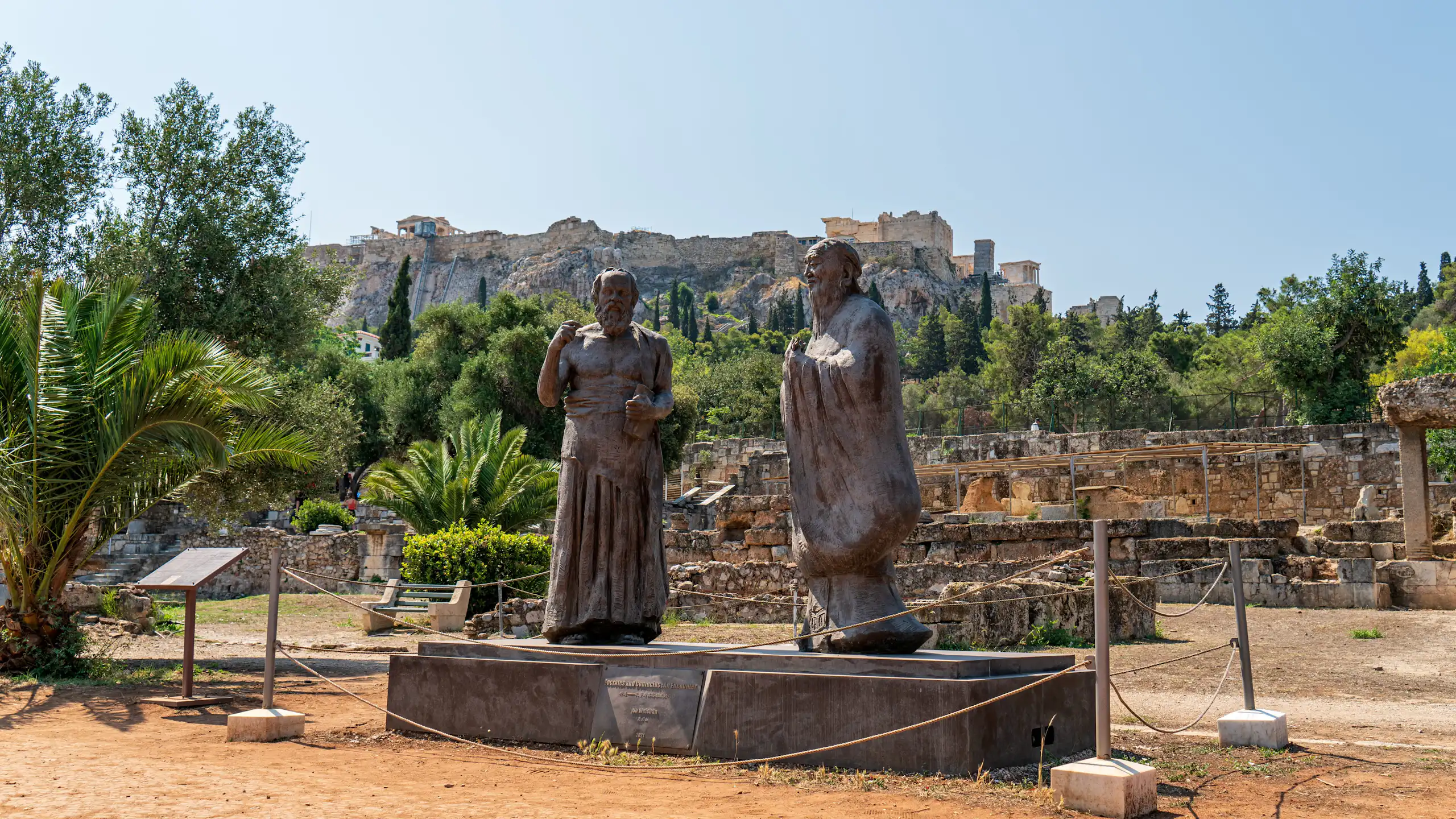 Dos estatuas en unas ruinas griegas antiguas en Atenas.