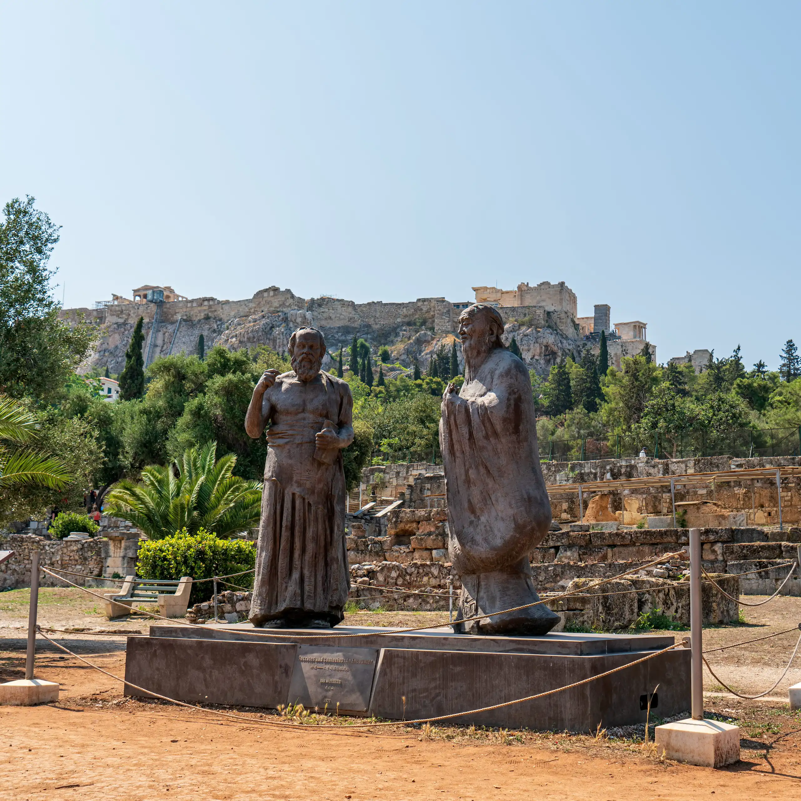 Dos estatuas en unas ruinas griegas antiguas en Atenas.