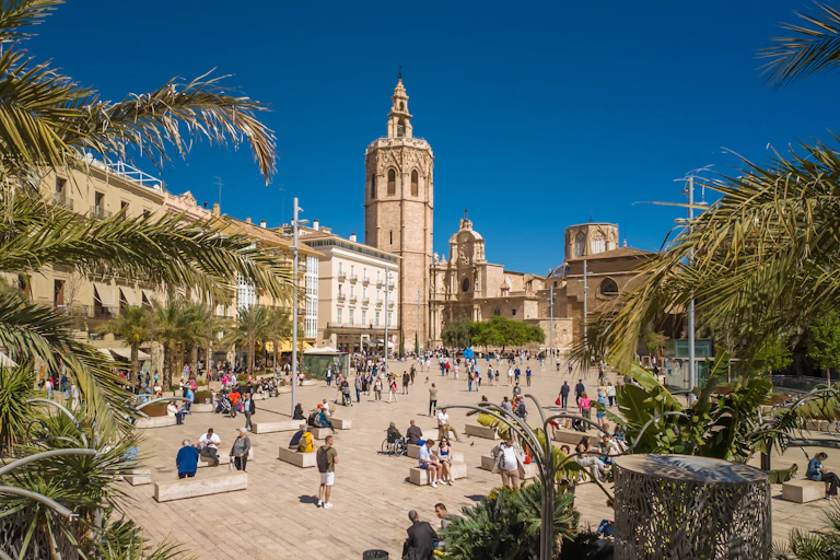 Plaça de la Reina, a València, amb la catedral de fons.
