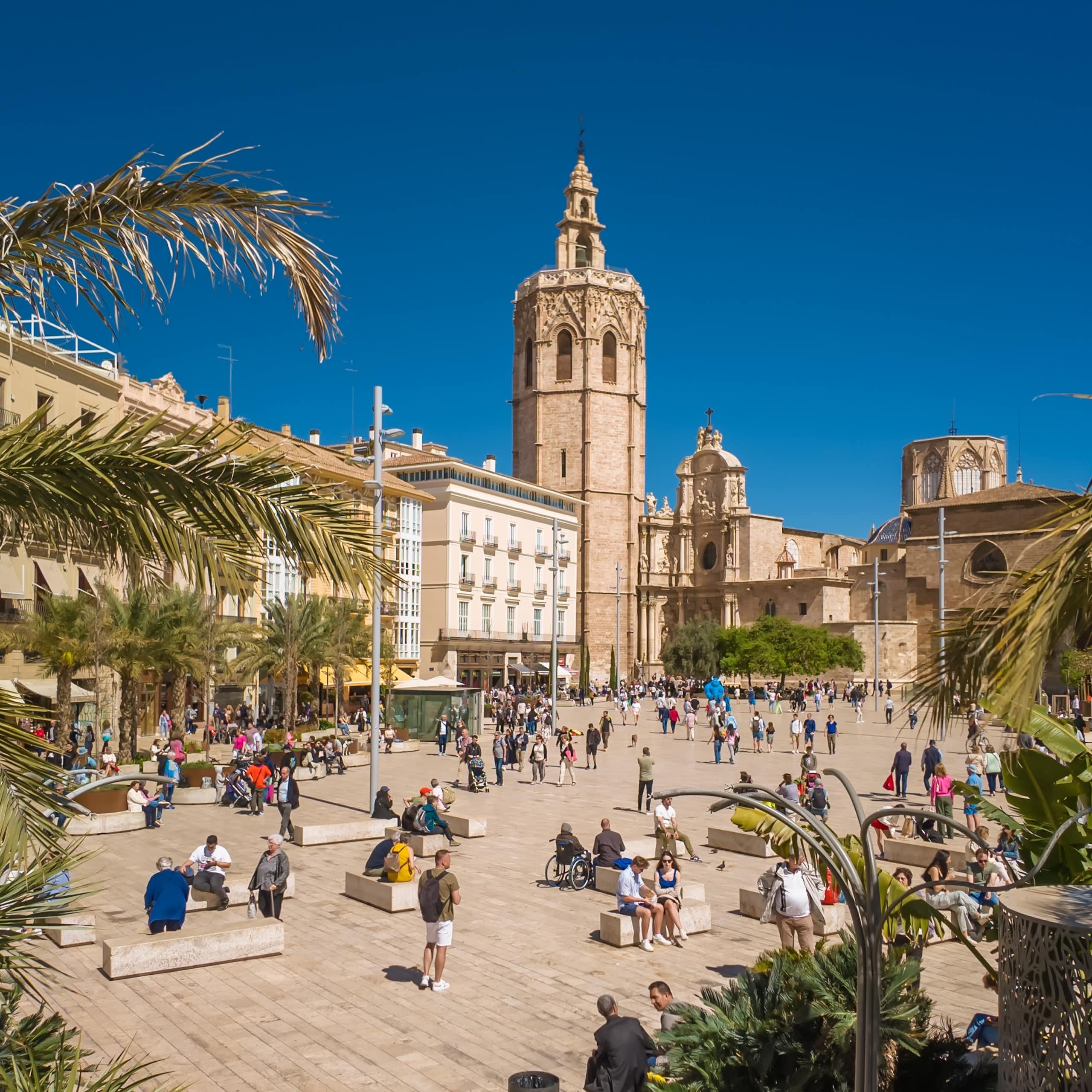 Plaça de la Reina, a València, amb la catedral de fons.