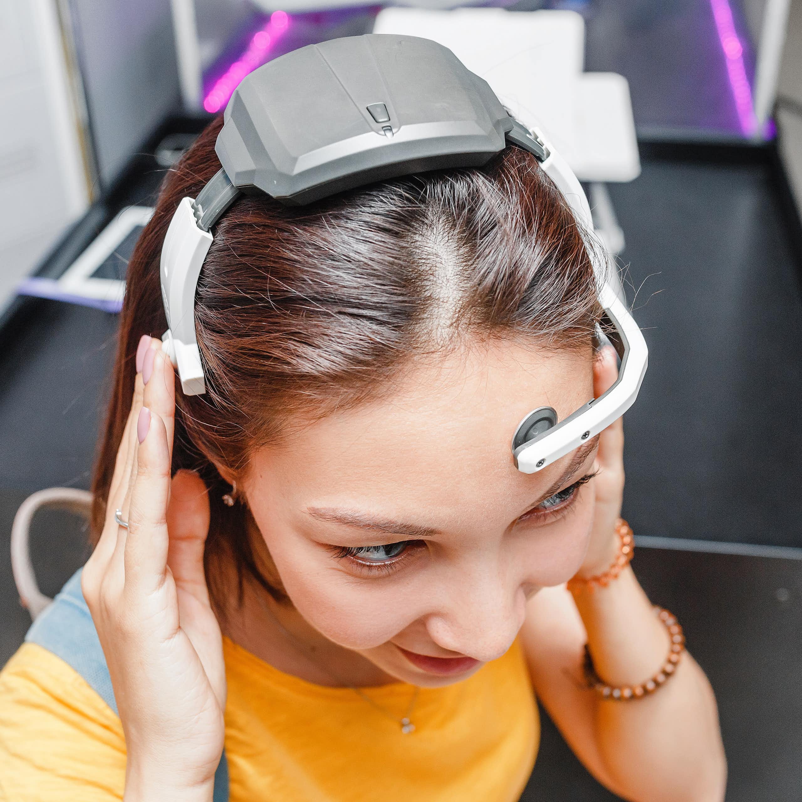 Woman with a headwear device
