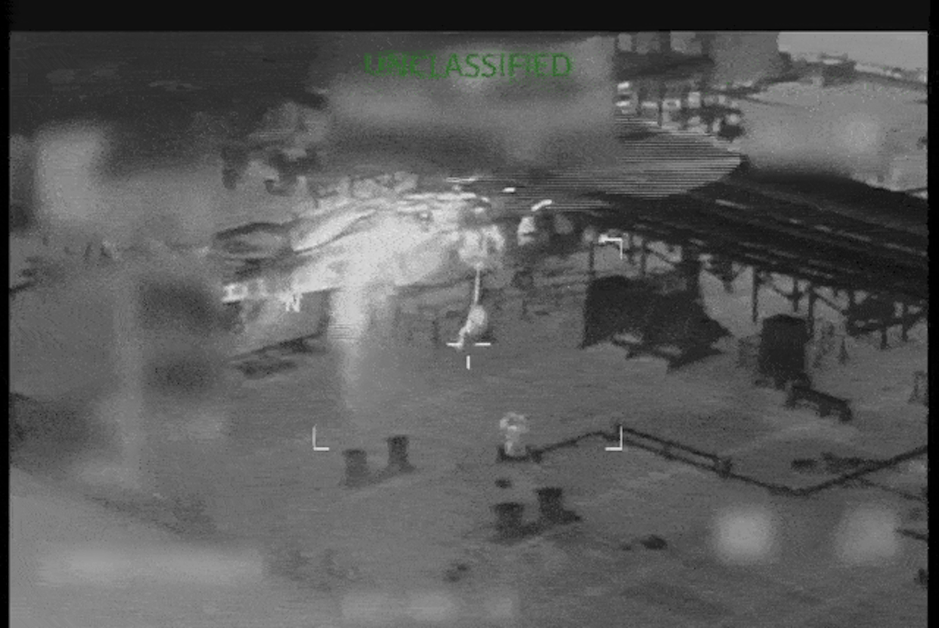 Les garde-côtes américains abordent le pétrolier « Bella I », un tanker, en mer du Nord Atlantique.