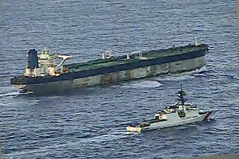 Capture d’écran montrant les garde-côtes américains escortant le pétrolier « Bella-1/Marinera ».