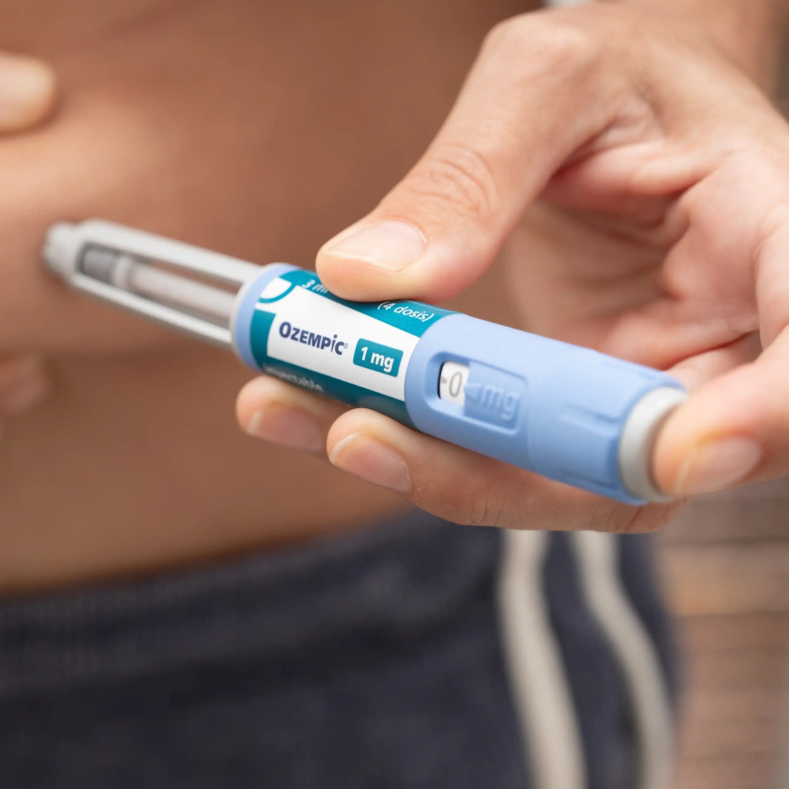Une personne est en train de s’injecter une dose d’un médicament antiobésité dans le ventre.