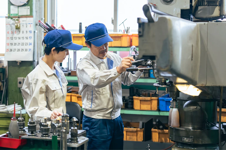 Ouvriers japonais dans une usine