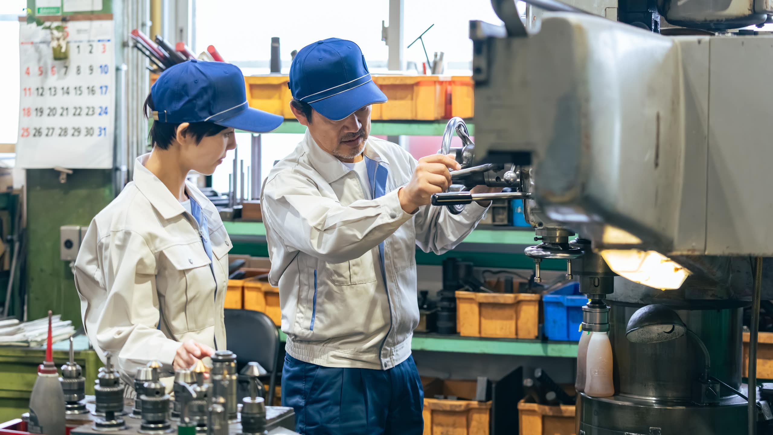 Ouvriers japonais dans une usine