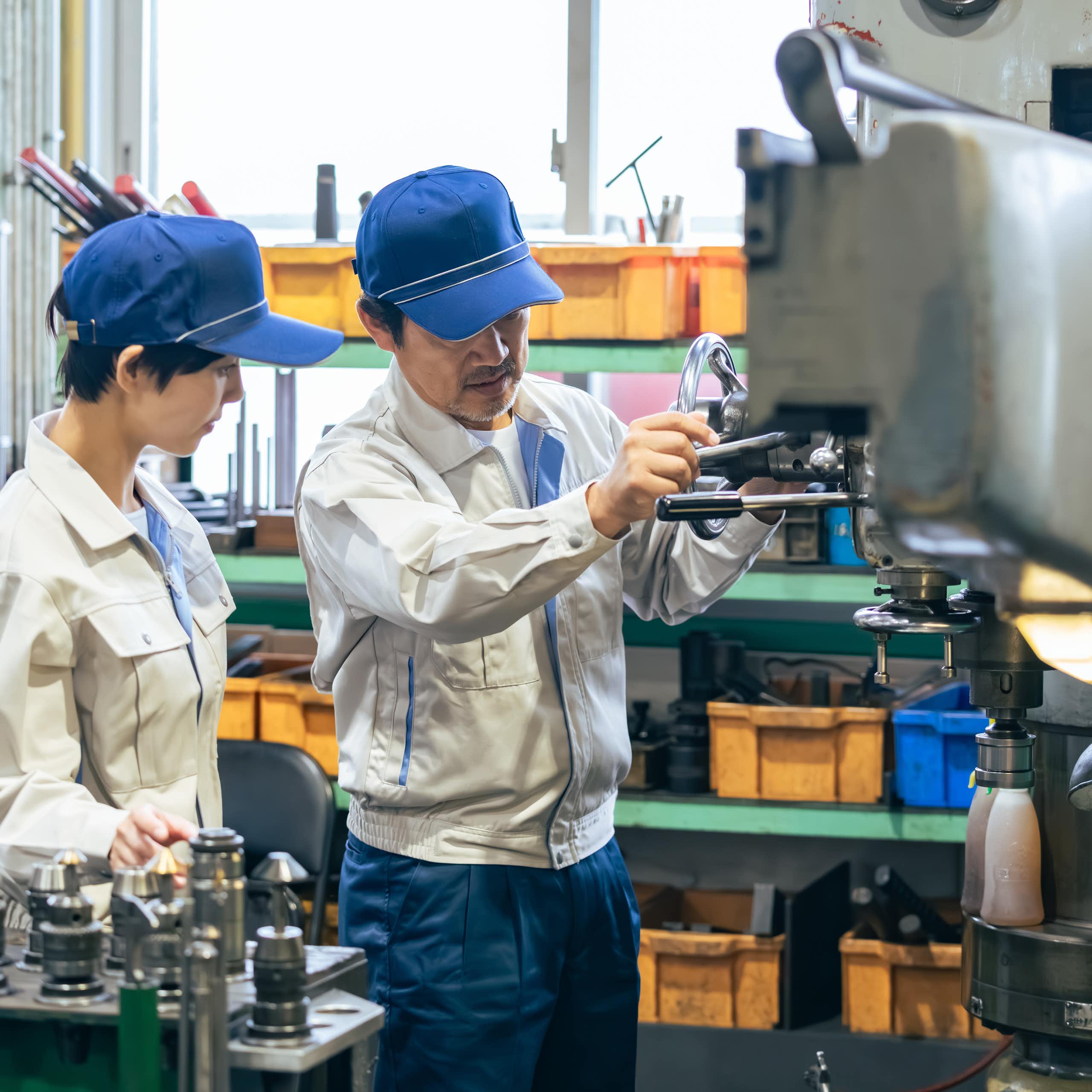 Ouvriers japonais dans une usine