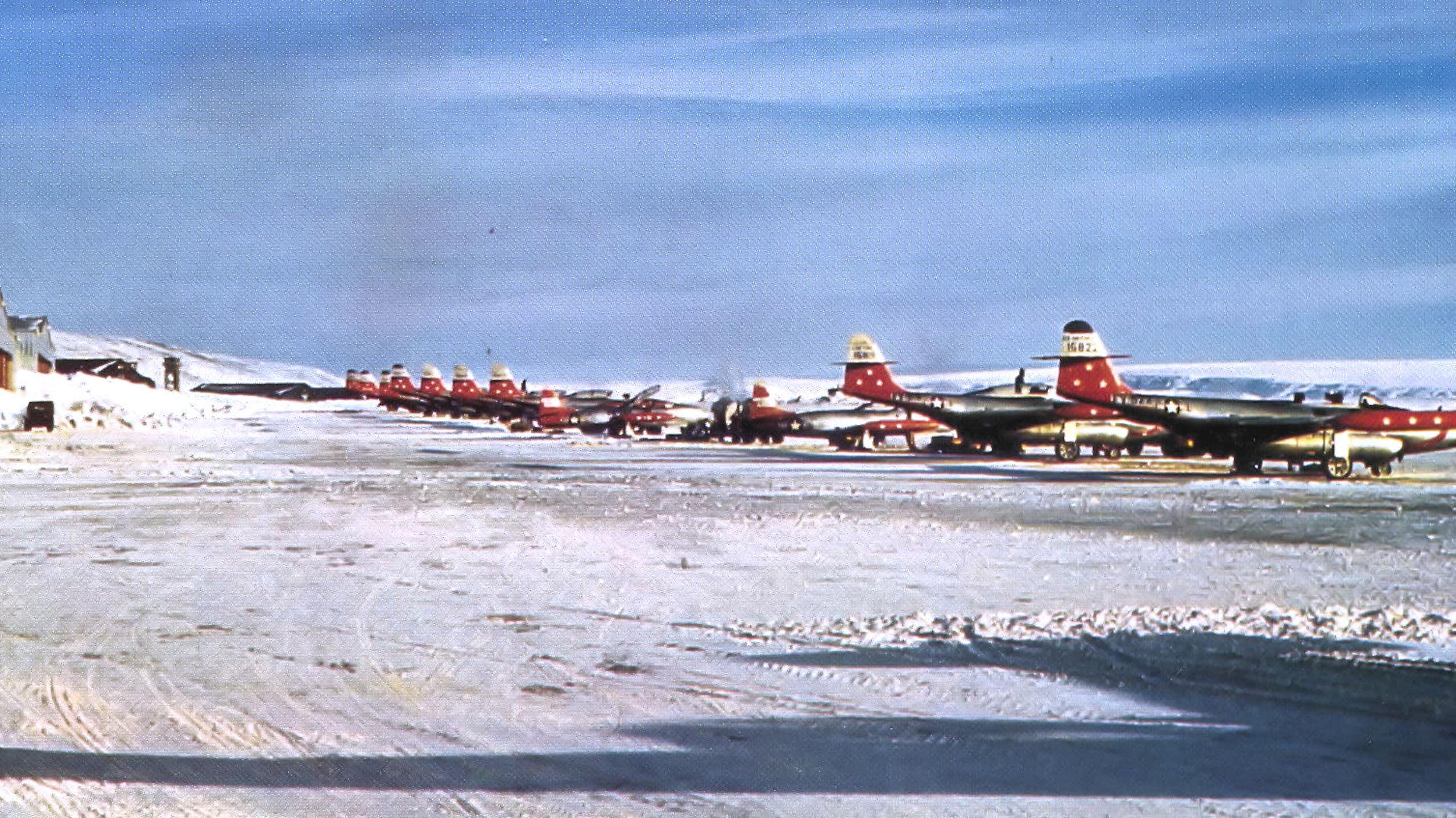 74e escadron de chasseurs-intercepteurs F-89 sur la base aérienne de Thulé au Groenland en 1955