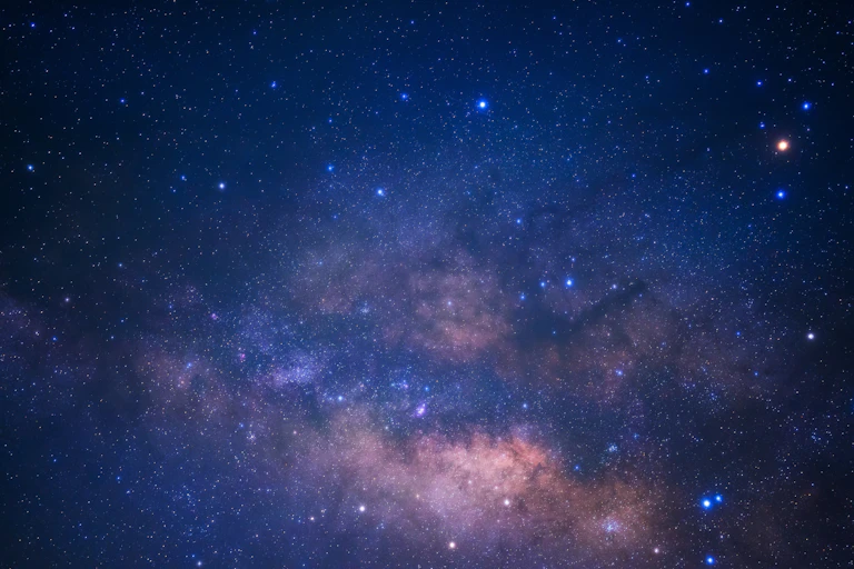 Galaxia de la Vía Láctea con campo de polvo de estrellas en el universo profundo.