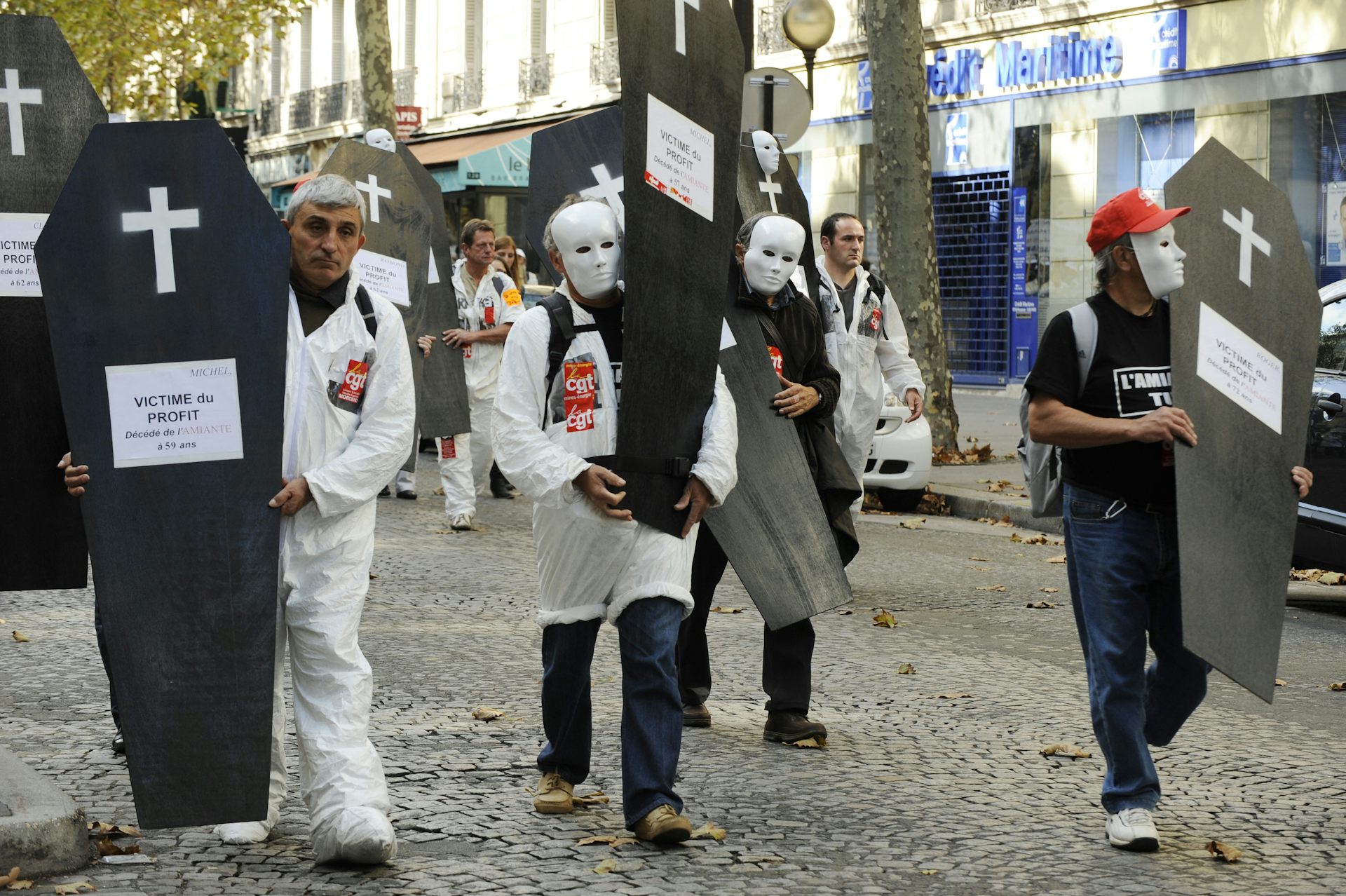 Manifestants de la CGT portants de faux cercueils où il est inscrit : « Victimes du profit. »
