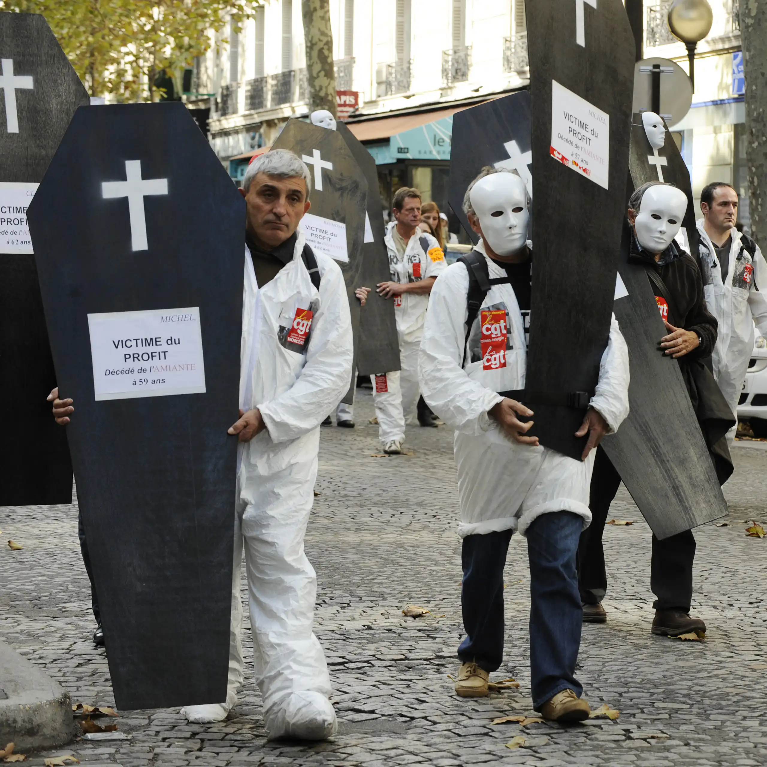 Manifestants de la CGT portants de faux cercueils où il est inscrit : « Victimes du profit. »