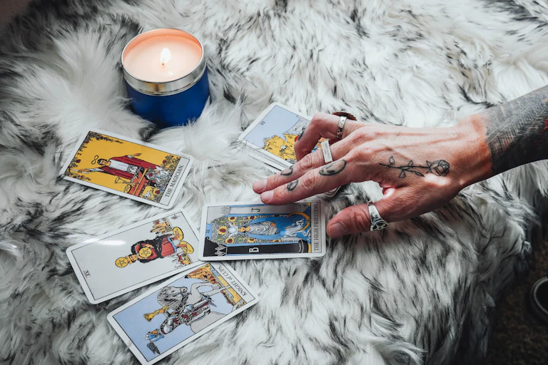 Tarologue avec des cartes de tarot.