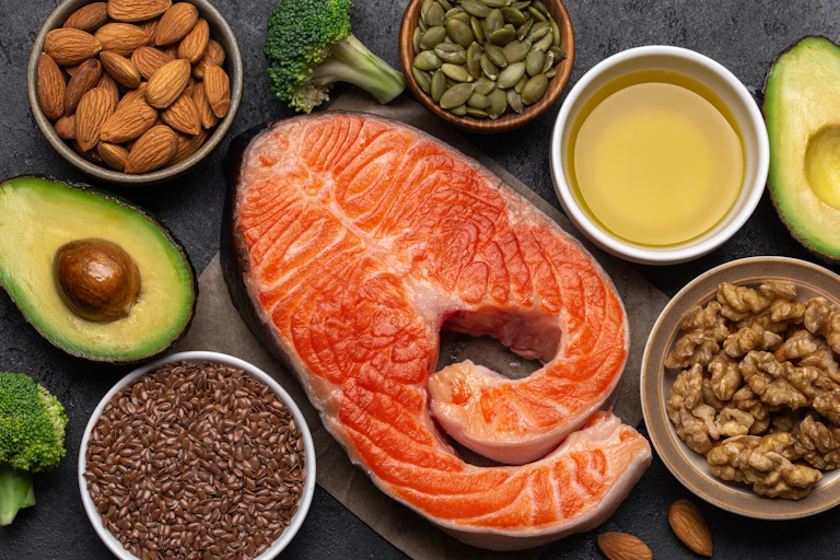 Bodegón con salmón, aguacate y frutos secos.