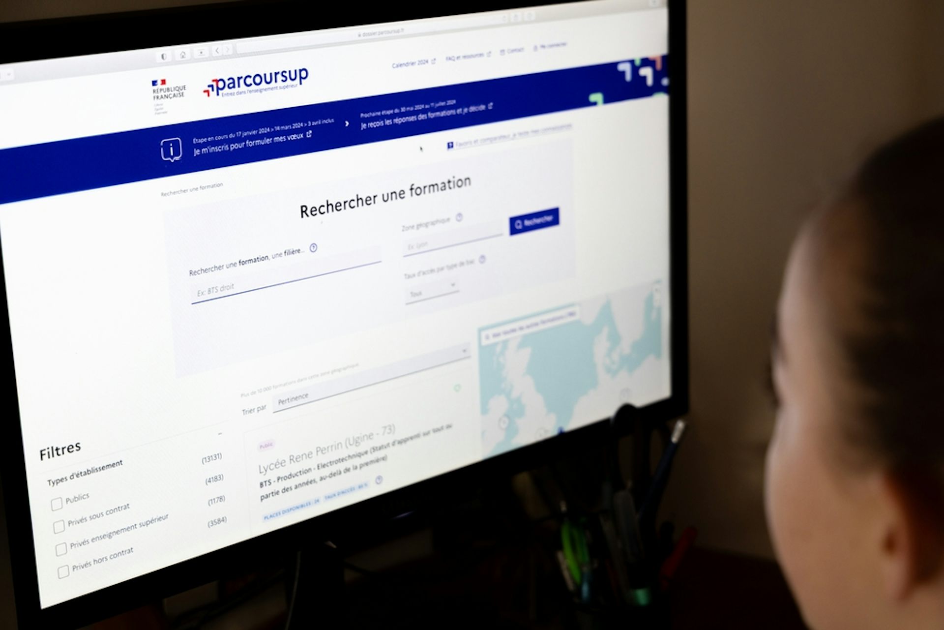 Une jeune fille consulte le portail Parcoursup sur Internet.