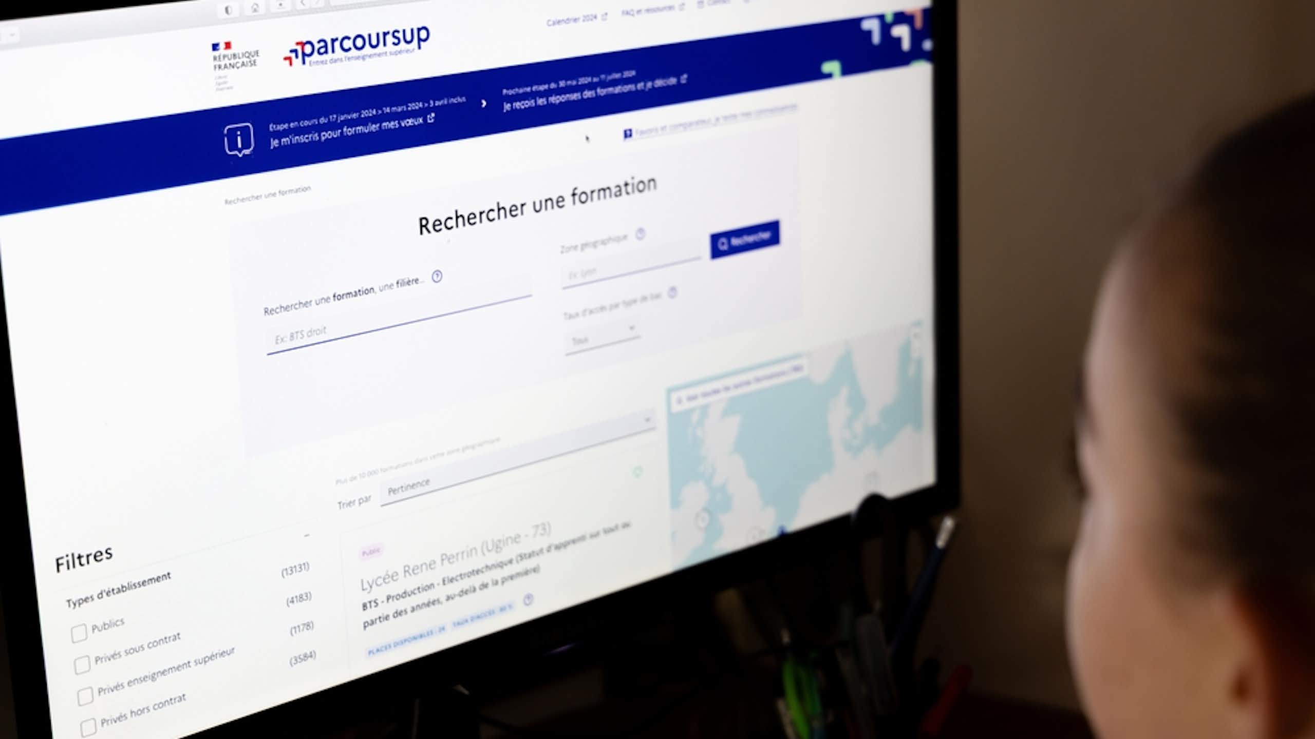 Une jeune fille consulte le portail Parcoursup sur Internet.