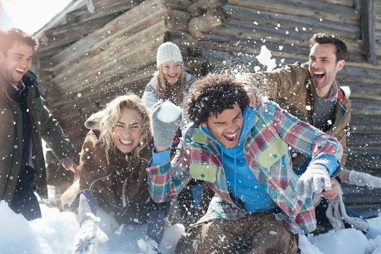 Un groupe d'amis jouent dans la neige