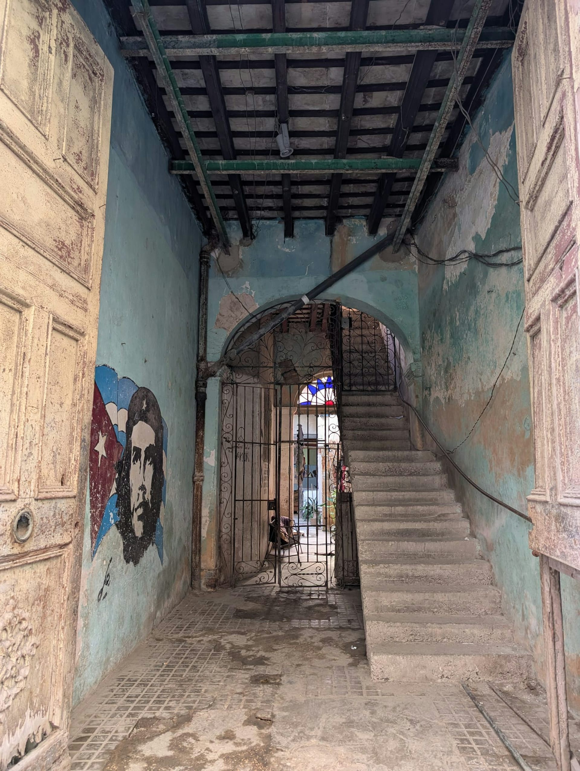 A mural depicting Che Guevara next to a Cuba flag in Havana.