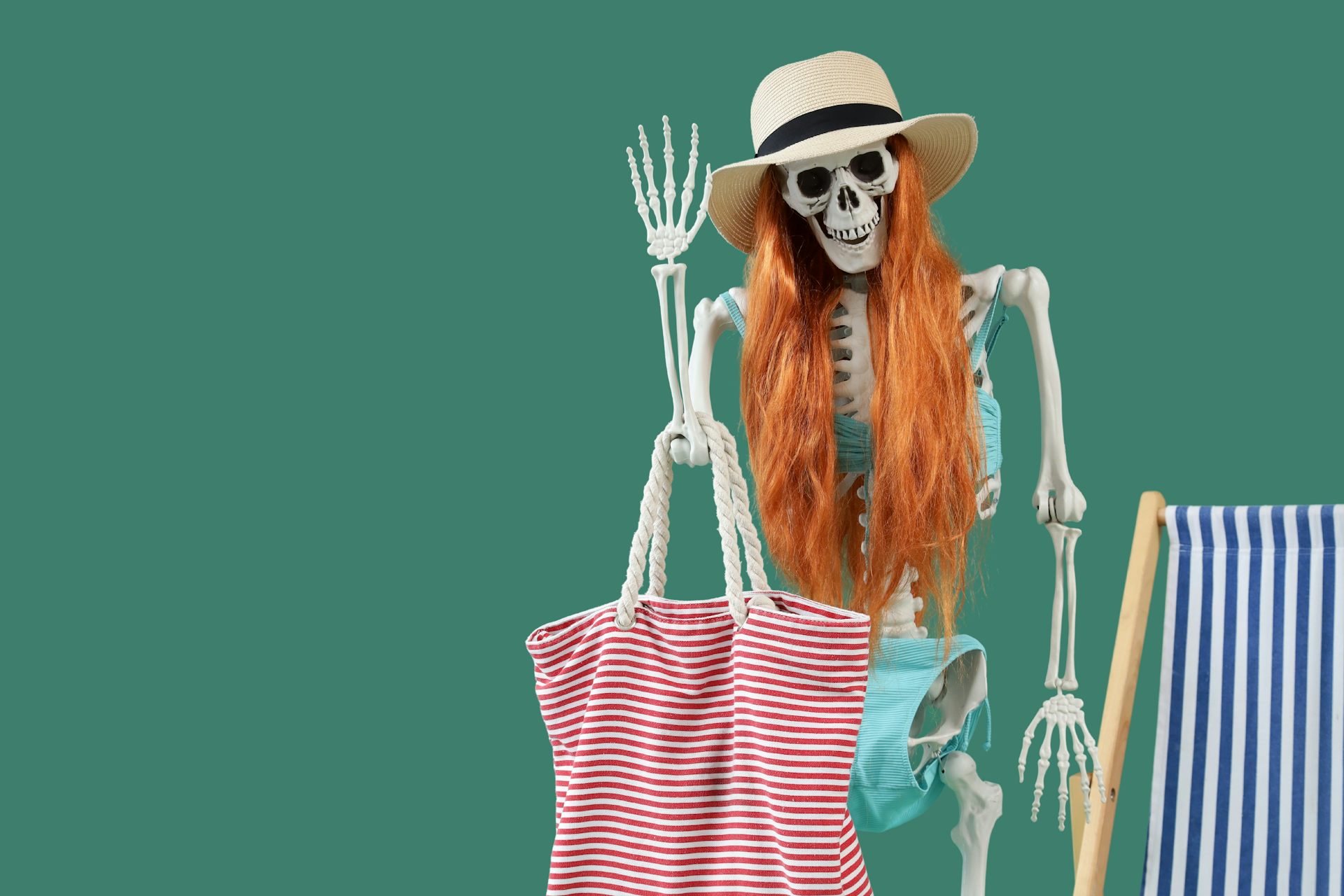 Un esqueleto con bikini, sombrero y peluca.
