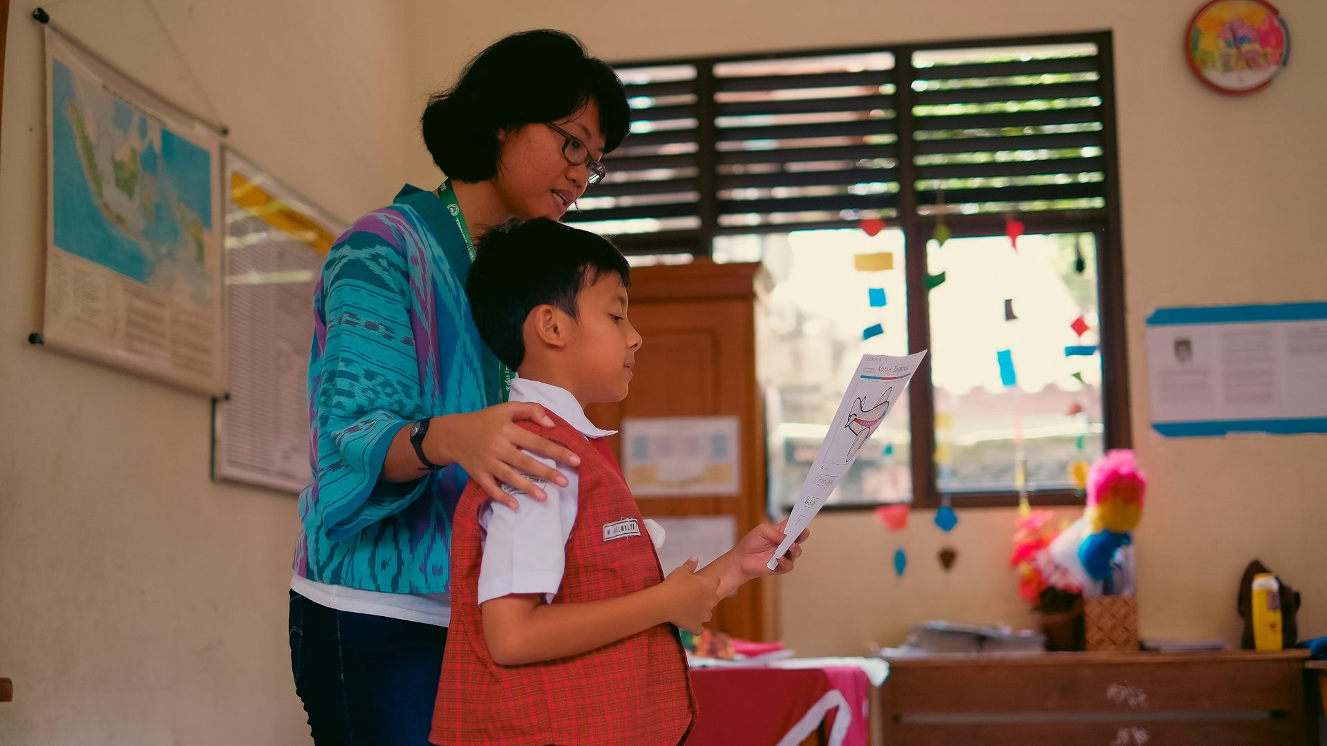 Kesejahteraan guru yang rendah membuat orang enggan jadi guru, bahkan mahasiswa pendidikan guru sendiri.