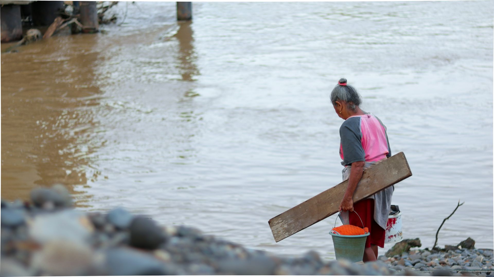 Di setiap bencana, perempuan selalu menanggung beban ganda