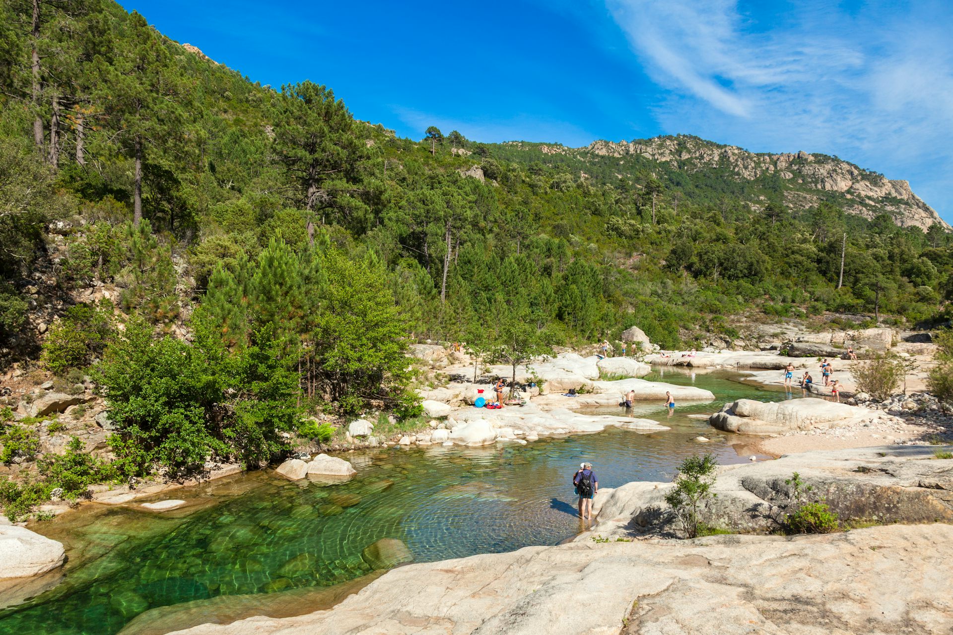 Photo de personnes en train de se baigner dans la rivière Cavu, en Corse.