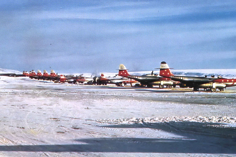 74º escuadrón de cazas interceptores F-89 en la base aérea de Thule, en Groenlandia, en 1955.